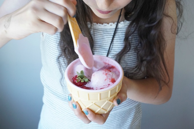 strawberry ginger ice cream sundae process